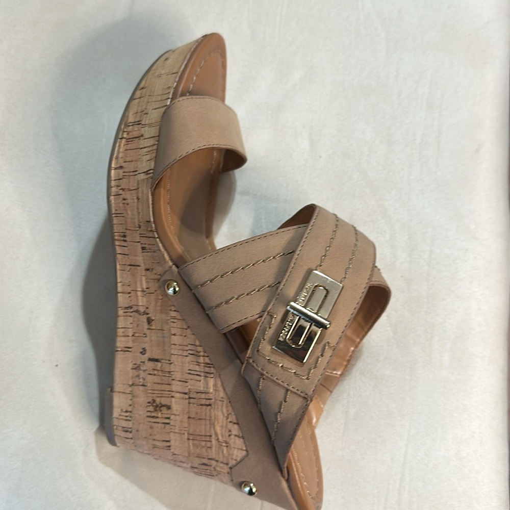 Tommy Hilfiger Tan Wedge Sandal Size 9.5 - Picture 4 of 11